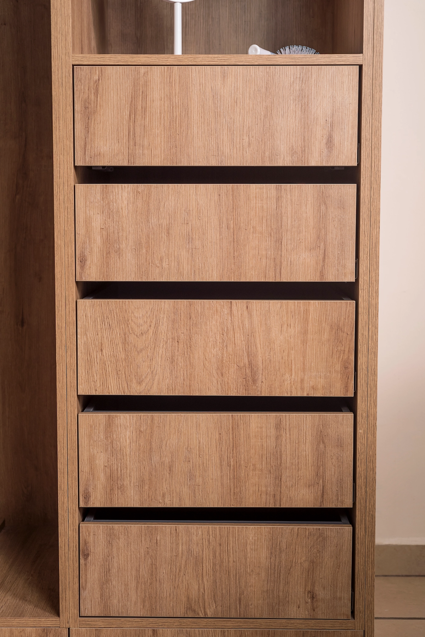 Imagen cajones closet de madera